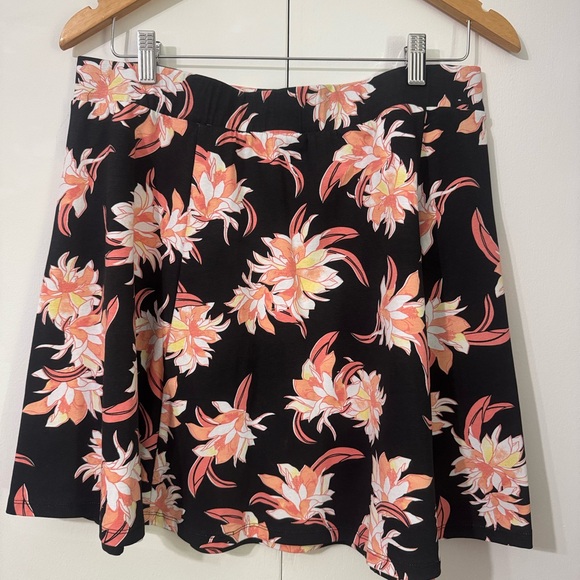 Flowery skirt, black and orange - Picture 1 of 2